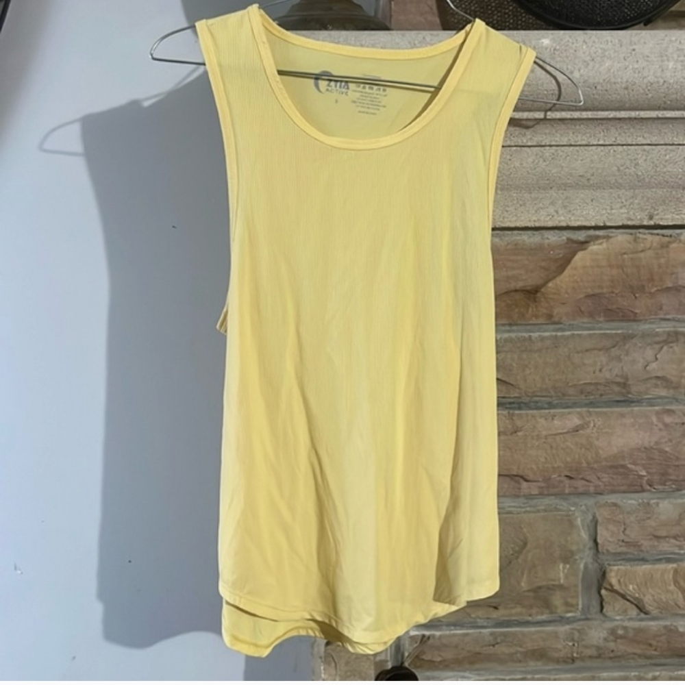 Zyia Women’s Yellow Sleeveless Top